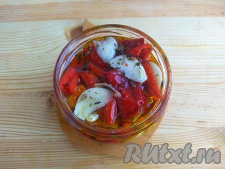 Вяленые перцы выкладывать в банку плотно, овощи должны быть полностью покрыты маслом.