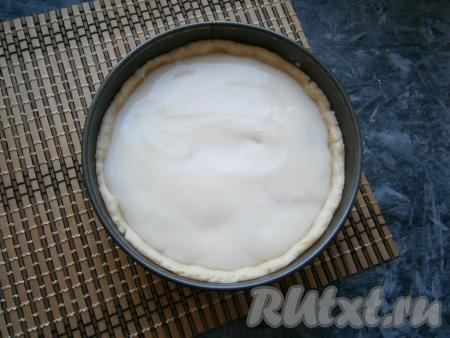 Тёплый заварной крем вылить поверх яблок (бортики должны быть достаточно высокими, крем не должен выходить за края этих бортиков).