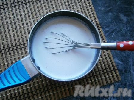 Получившуюся яично-крахмальную смесь перемешать венчиком до однородности, влить молоко комнатной температуры и ещё раз тщательно перемешать венчиком (до получения однородной смеси).