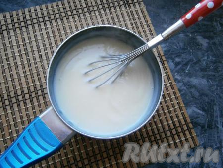 Поместить ковшик на средний огонь и при постоянном помешивании довести смесь до кипения, а затем, не переставая помешивать, варить до загустения (на это потребуется 3-5 минут с начала кипения). Заварной крем должен получиться похожим на густой кисель. Далее снять ковшик с огня и крем остудить до тёплого состояния.