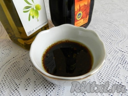 Для приготовления соуса смешать измельченный чеснок, оливковое масло и бальзамический уксус.
