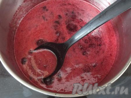 Варите с момента закипания 35-40 минут, периодически помешивая. Если будет образовываться пенка, удаляйте её. Сигналом готовности тернового повидла послужит консистенция: когда при помешивании повидла вы почувствуете, что на дне кастрюли оно будет уже достаточно сильно загустевать, тогда выключайте огонь.