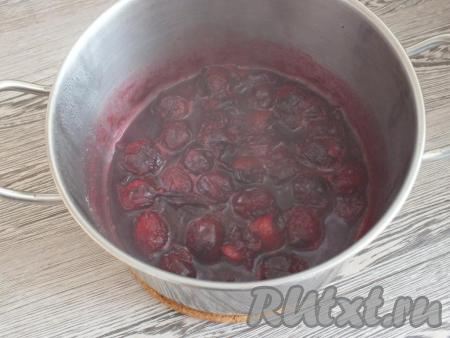 Через указанное время снимите тёрн с огня. Плоды должны хорошо размягчиться. Косточки должны легко отделяться от мякоти.