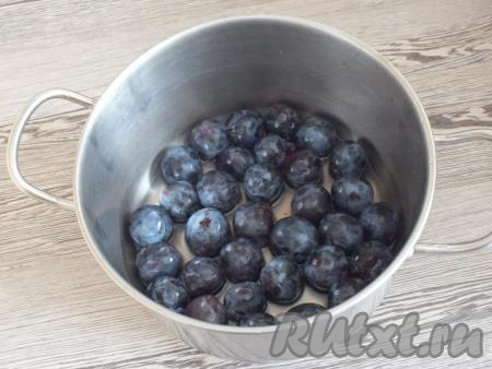 Приготовление тернового повидла начните с подготовки плодов. Вымойте тёрн, удалите плодоножки. Переложите тёрн в кастрюлю с толстым дном и залейте 0,5 стакана воды. Поставьте на огонь чуть ниже среднего. Варите с момента закипания 15 минут.