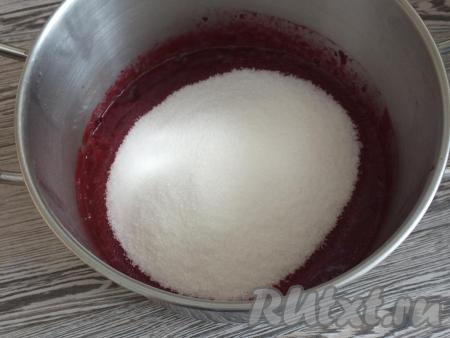 В однородную терновую массу всыпьте сахар. Количество сахара можно регулировать в зависимости от сладости плодов. Мне понадобилось 400 грамм. Перемешайте и поставьте кастрюлю на медленный огонь.