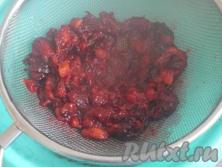 Откиньте проваренные плоды на сито. Под сито поставьте ёмкость, в которую стечёт терновый отвар. С помощью ложки тщательно протрите содержимое сита, чтобы мякоть максимально попала в отвар. В сите должны остаться только косточки и шкурки без мякоти.