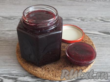 Банку и крышку предварительно простерилизуйте удобным вам способом. Горячее повидло из тёрна сразу же разлейте в простерилизованную банку. Закройте крышкой, переверните вверх дном и оставьте охлаждаться в таком виде. После уберите на хранение в тёмное, сухое место. Повидло хорошо хранится при комнатной температуре.