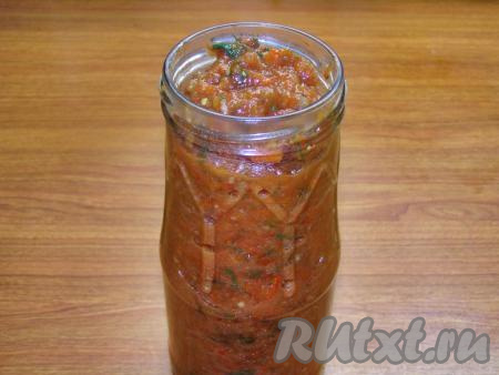 Горячую лютеницу раскладываем по простерилизованным банкам, ложкой немного прижимаем, чтобы удалить воздух.