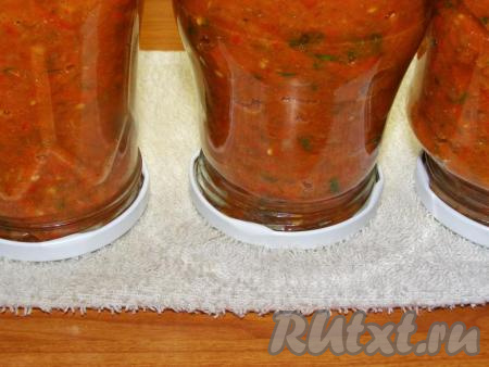 Закручиваем баночки прокипячёнными крышками, ставим вверх дном и оставляем до тех пор, пока банки не остынут. Часть лютеницы можно не закатывать в банки, а после остывания выложить в салатник и подать к столу.