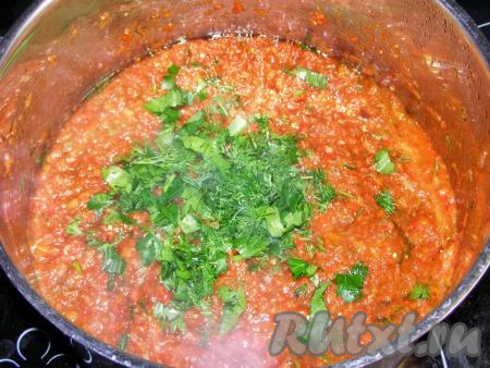 Затем кладём в кастрюлю измельчённую зелень, ещё раз перемешиваем и доводим до кипения.
