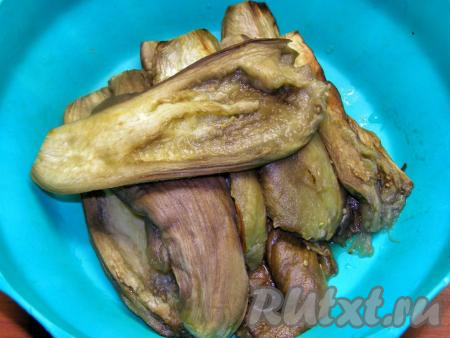 С баклажанов тоже счищаем кожицу, по желанию, можно удалить зёрнышки.