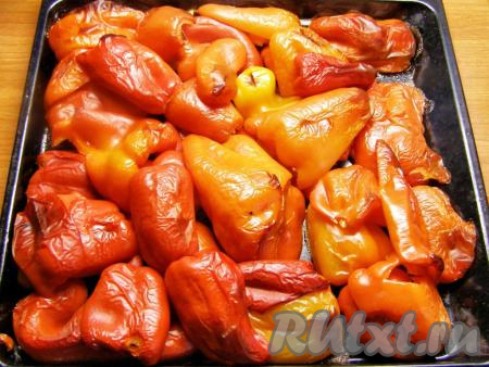 Выкладываем половинки перца на противень и запекаем в разогретой духовке при температуре 180-200 градусов, примерно, 15-20 минут (пока кожица не сморщится). Перекладываем перец в кастрюлю и оставляем немного остыть под закрытой крышкой - так с перца будет легче снять кожицу.