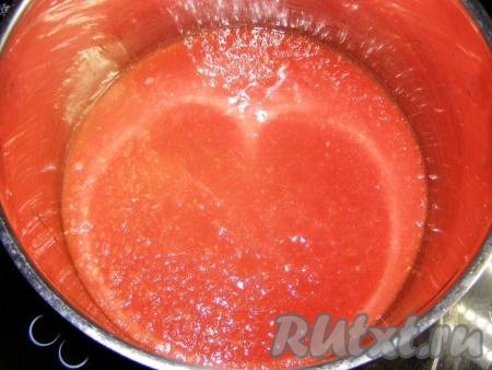 Перекручиваем помидоры через мясорубку и перекладываем в глубокую кастрюлю с толстым дном. Доводим до кипения на сильном огне, затем огонь уменьшаем и варим, периодически помешивая, пока масса слегка не загустеет (минут 15-20).