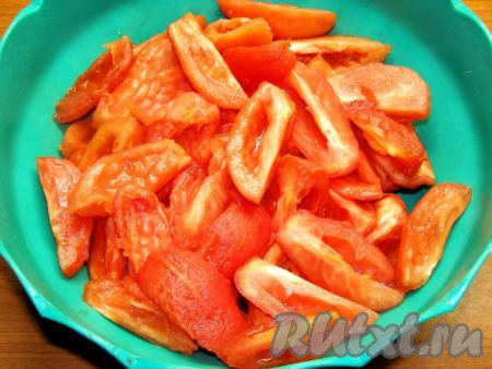 Снимаем с помидоров кожицу, затем разрезаем каждый помидорчик на 4 части и чайной ложкой удаляем семена.