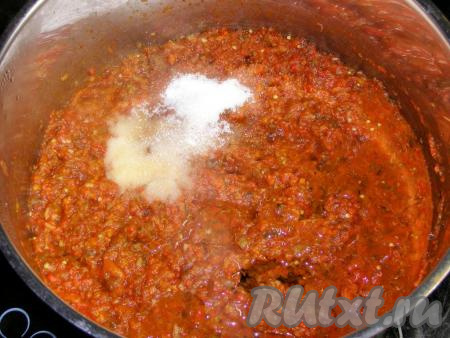 Перемешиваем, добавляем соль, сахар и растительное масло. Доводим до кипения на сильном огне, затем варим на слабом огне, периодически помешивая, около 20 минут. Масса должна ещё немного загустеть.