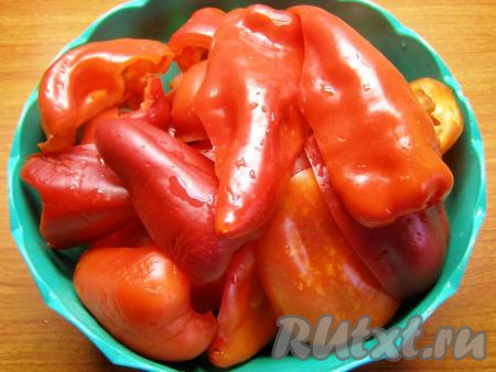 Сначала подготовим овощи. Болгарский перец моем, разрезаем пополам, удаляем семенную коробочку с семенами, споласкиваем водой.