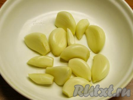 Чистим чеснок от шелухи.