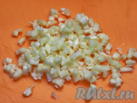 Очищаем чеснок от шелухи и нарезаем мелкими кубиками. Лучше не измельчать чеснок прессом, так как при жарке он может подгореть, что придаст блюду неприятную горечь.