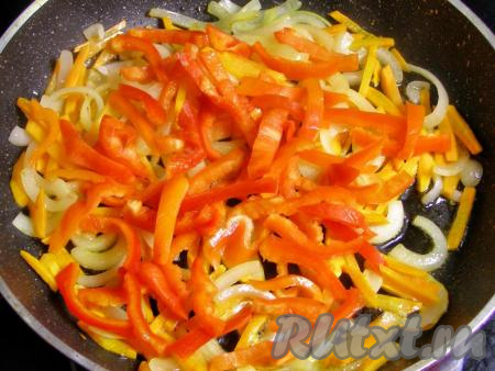 Добавляем болгарский перец и жарим ещё минуты 2, также периодически перемешивая, чтобы овощи не подгорали. Убираем сковородку с огня.