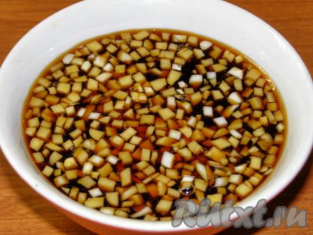 Смешиваем соевый соус, лимонный сок, мёд, добавляем чеснок. Лучше всего использовать жидкий мёд. Если мёд засахарился, растопите его на водяной бане.