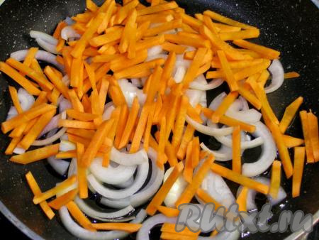 В сковородку наливаем 1 столовую ложку подсолнечного масла, выкладываем в него лук и морковь, обжариваем на среднем огне минуты 3, помешивая, пока овощи не станут мягкими.