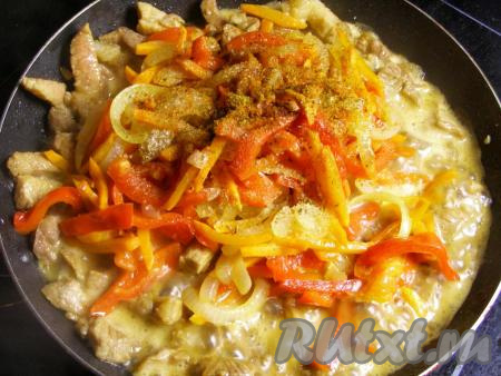 Перекладываем обжаренные овощи в сковородку с мясом, вливаем маринад, перемешиваем и доводим до кипения. Затем уменьшаем огонь и тушим на слабом огне под закрытой крышкой ещё минут 7, периодически помешивая.