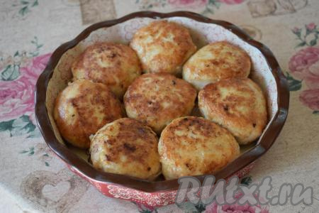 Обжаренные котлеты снимаем со сковороды и перекладываем в керамическую форму для запекания (металлическую форму я брать не рекомендую, так как в рецепте присутствуют сливки, которые могут пригореть к металлу).