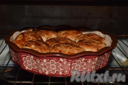 Форму отправляем в холодную духовку и запекаем котлеты при температуре 180 градусов, примерно, 20 минут.