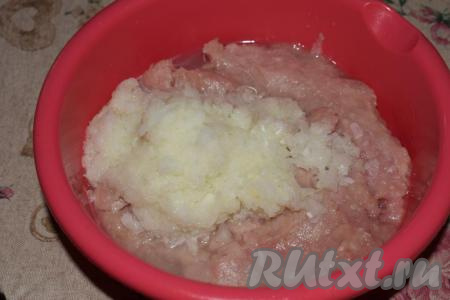 Лук очистим, измельчим мясорубкой (или блендером) и отправим в миску к фаршу.