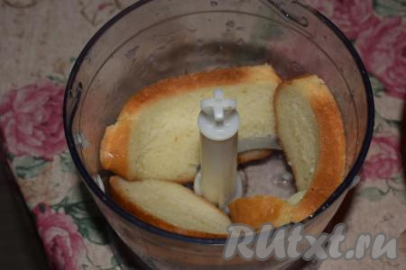 Кусочки батона смочим водой и прокрутим на блендере (или пропустим через мясорубку) и выложим в миску с фаршем и луком.