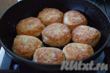 Затем переворачиваем на другую сторону и жарим ещё 6-7 минут (до аппетитной корочки).