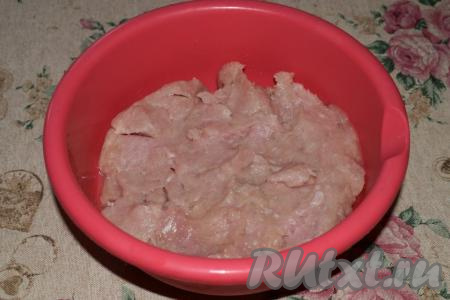 Для приготовления фарша мясо (я взяла филе индейки) промоем под холодной водой, обсушим, пропустим через мясорубку и выложим в глубокую миску.