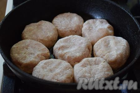 Далее разогреваем сковороду и вливаем в неё растительное масло. Обжариваем котлеты на среднем огне сначала с одной стороны, примерно, 6-7 минут (до аппетитной, золотистой корочки).