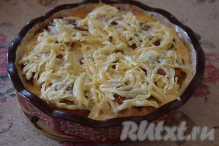 Достаем из духовки котлеты и заливаем их сливочным соусом, распределяя сыр равномерно по поверхности котлеток.