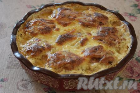 Достаем котлеты в сливочном соусе из духовки, затем, по желанию, посыпаем зеленью и подаём к столу.