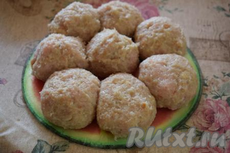 Далее формируем из фарша котлеты круглой формы и слегка приплющиваем их.