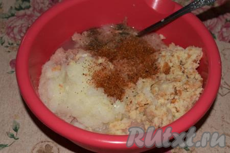 К получившейся массе&nbsp;добавляем соль, специи, чёрный молотый перец, сушёный чеснок и тщательно перемешиваем.