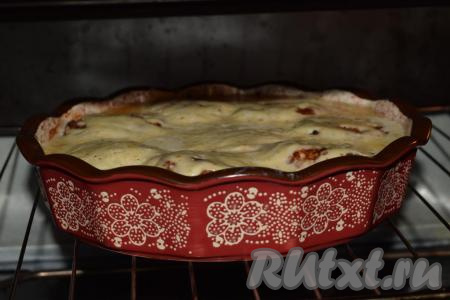 Далее снова отправляем форму в духовку и запекаем наши котлеты в сливочном соусе минут 15-20 (до появления красивой румяной сырной корочки).