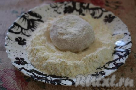 Обваливаем котлеты в муке со всех сторон.