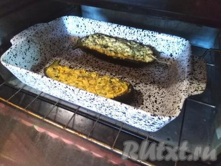 Баклажаны, фаршированные творогом и сыром, выкладываем в форму для запекания и отправляем в духовку, разогретую до 180 градусов, минут на 25.
