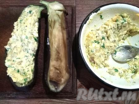 Фаршируем половинки баклажана, плотно укладывая начинку ложкой.