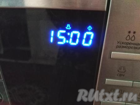 Запекаем куриные крылышки в микроволновке 15 минут.