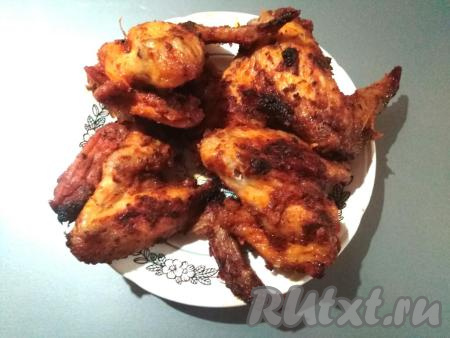 Достаём готовые румяные крылья и выкладываем&nbsp;на тарелочку.
