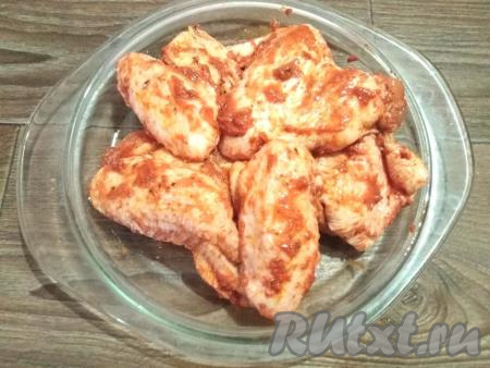 Выкладываем замаринованные куриные крылышки в посуду для микроволновки (у меня это стеклянная крышка от кастрюльки для микроволновки).