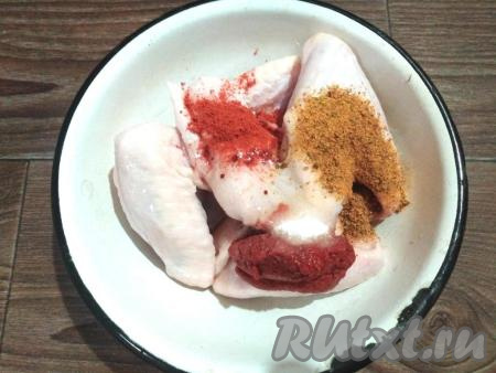 К крылышкам добавляем соль, приправу для курицы, паприку, растительное масло и томатную пасту.