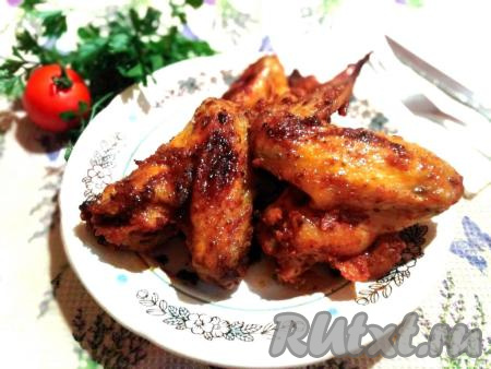 Обязательно запеките в микроволновке хрустящие куриные крылышки! Это просто и быстро, а ещё и очень вкусно!