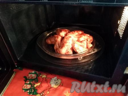 Ставим ёмкость с куриными крыльями в микроволновку.