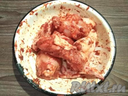 Перемешиваем крылья со специями, втирая их, и оставляем промариноваться минут на 15.