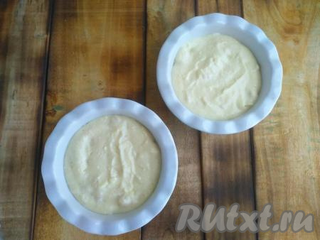 Выложить творожную массу в формы и отправить в разогретую духовку. Выпекать творожное суфле при температуре 190 градусов около 25 минут. Готовность десерта определяется по зарумяниванию верхушки. Внутри суфле остаётся нежным и влажным.