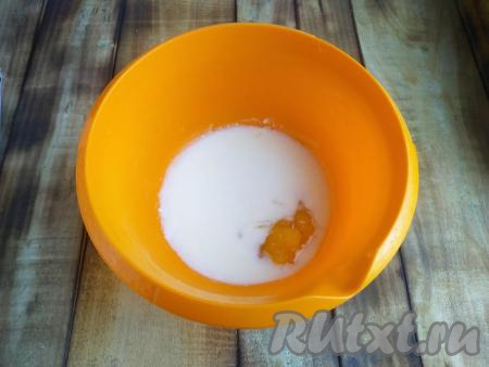 В миску выложить мёд и сметану, добавить щепотку соли.